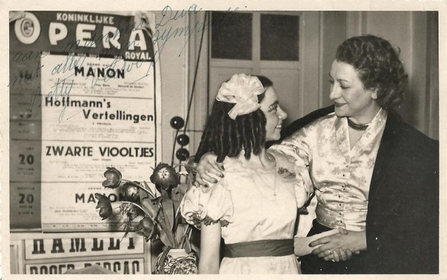Betty Verlooy dans sa loge au Théâtre Royal de Gand en compagnie de Vina Bovy